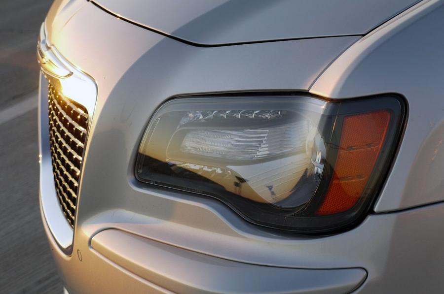  Chrysler 300C SRT8 2012 года  (фото 37 из 100)